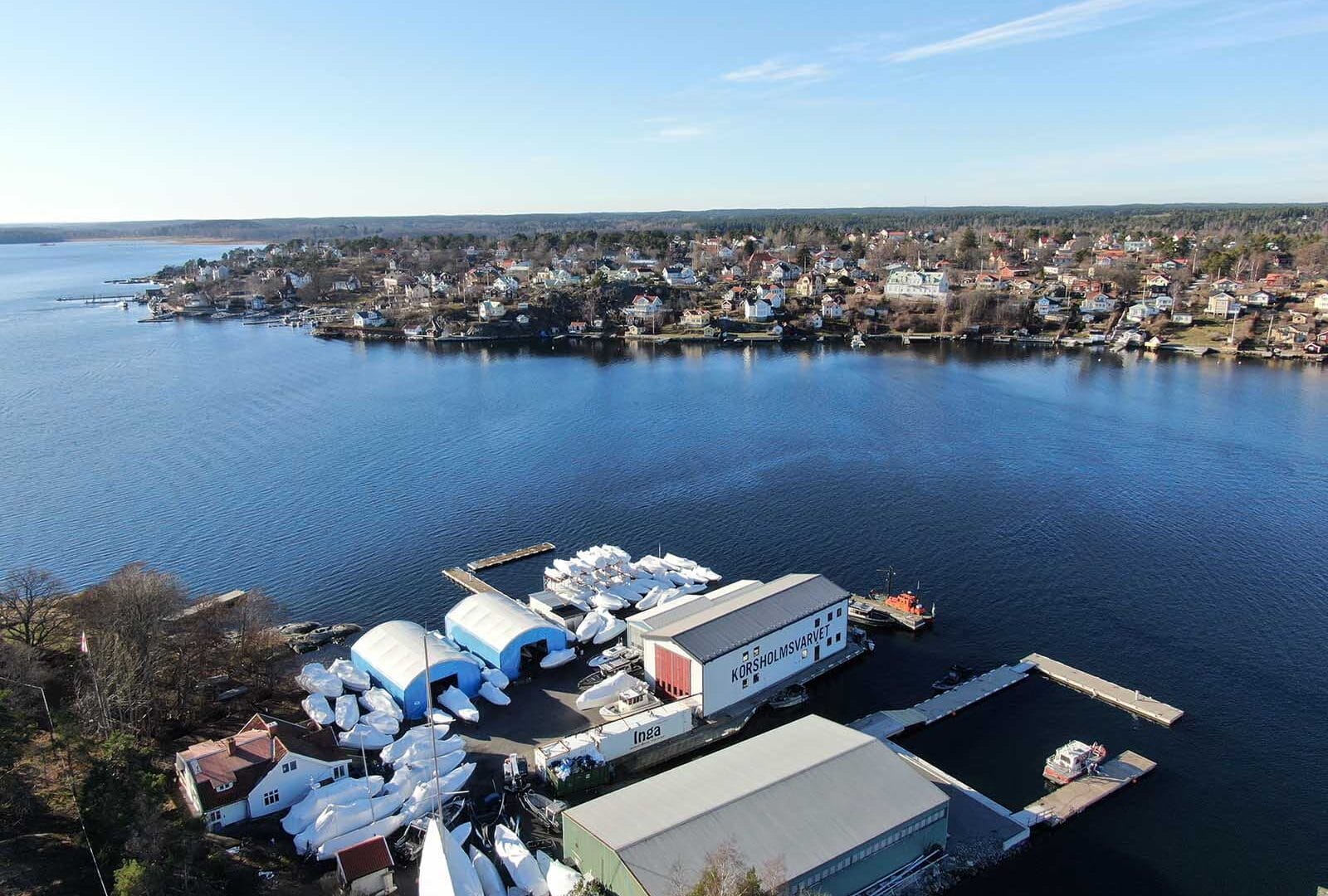 Två tälthallar på varvet Korsholmsvarvet utanför Dalarö. En perfekt lösning för båtförvaring