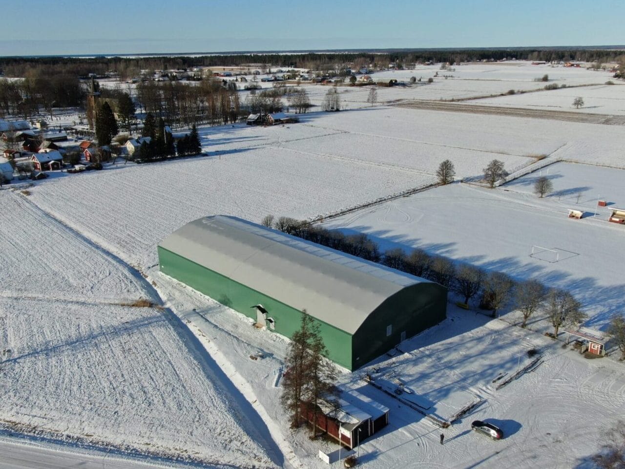 Gullspång Arena i vinterlandskap - Grön idrottshall i Gullspång Kommun
