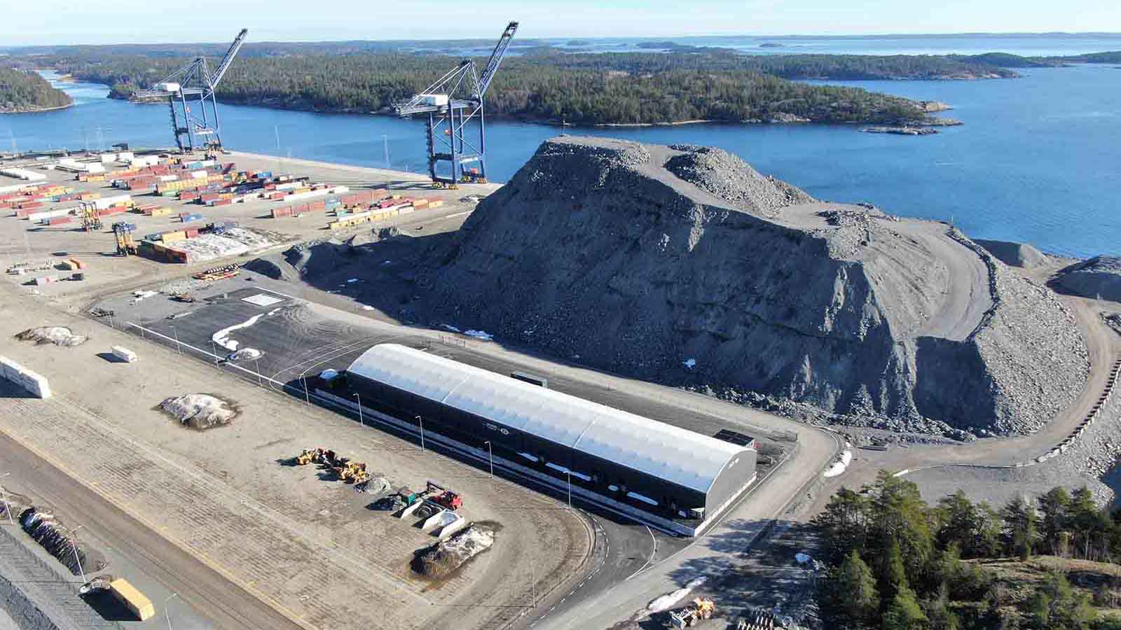 Hall i Nynäshamns nya hamn. Euroglobe Shippings hamnterminal i soligt väder