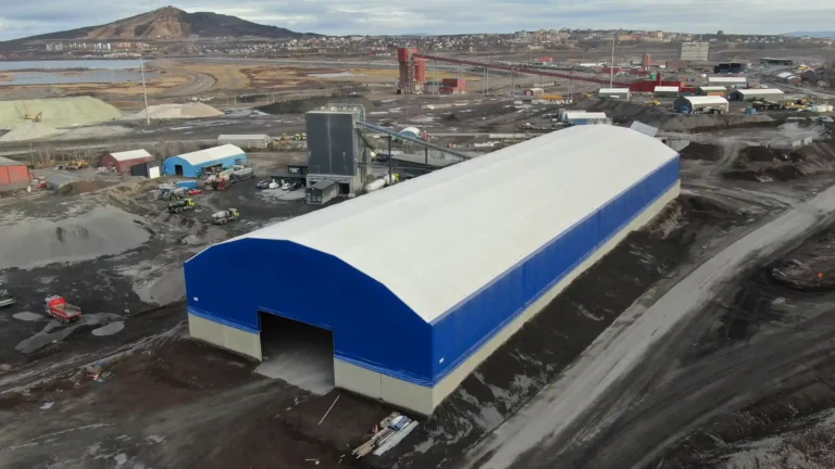 I den här blåa hallen förvaras betongmaterial till LKAB Berg och Betong, dotterbolag till LKAB, på anläggningen i Kiruna