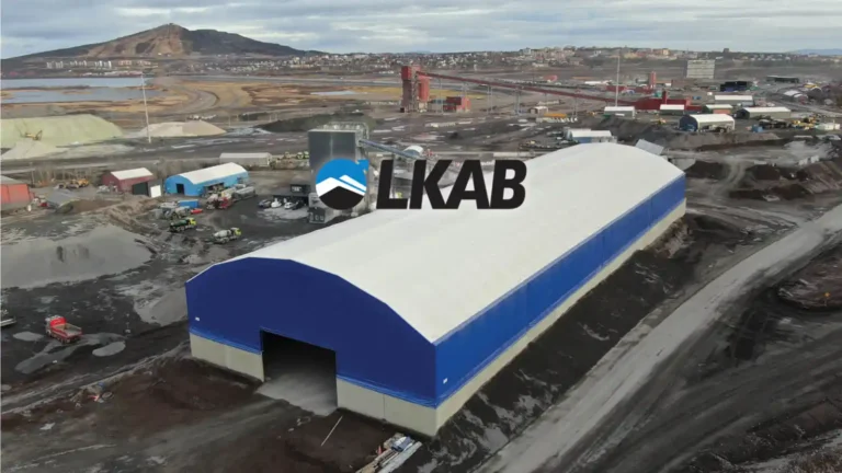 I den här blåa hallen förvaras betongmaterial till LKAB Berg och Betong, dotterbolag till LKAB, på anläggningen i Kiruna