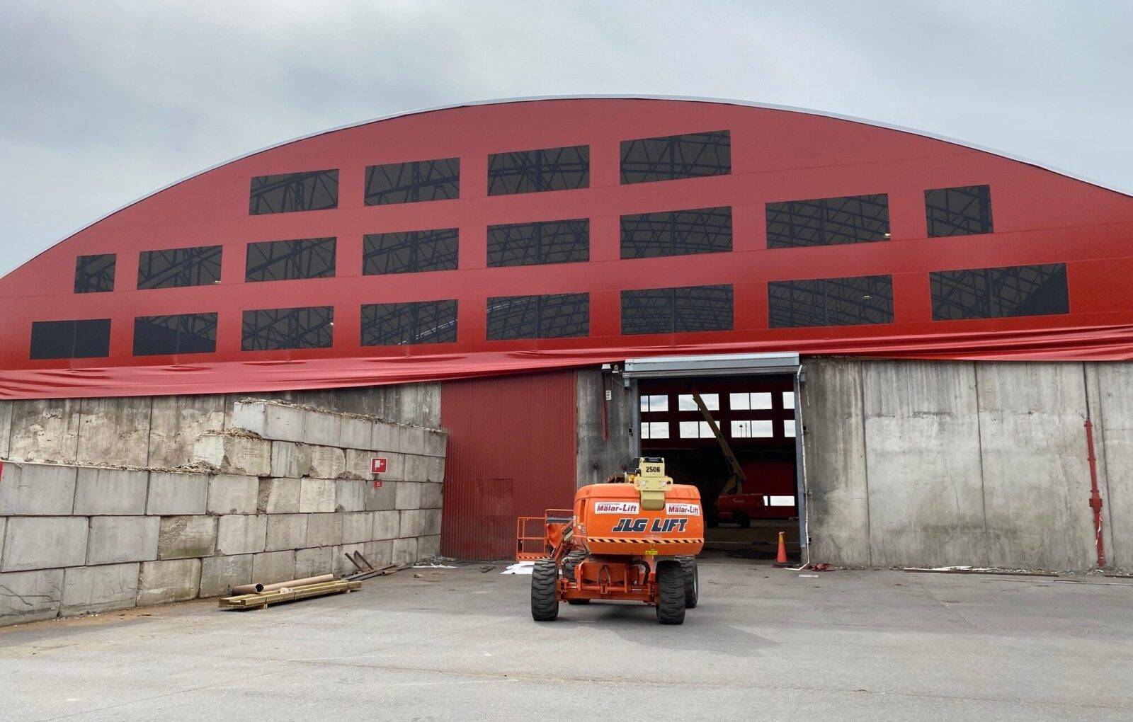 A new red canvas on Söderenergi’s fabric structure in Södertälje