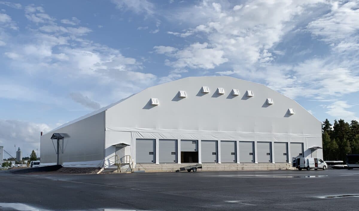 Sandahlbolagen’s grey logistics building with 14 loading doors. Optimal for logistics with a high transport flow.