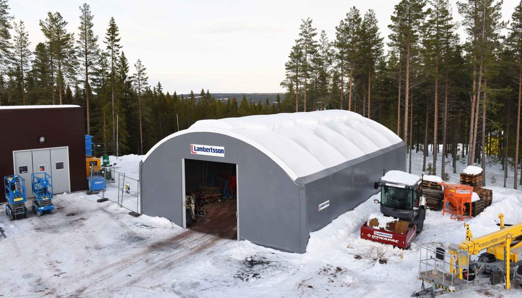 Campaign hall in Sälen - simple building hall that is used to store machines (machine storage) and storage tents