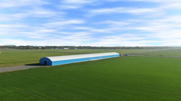 Fabric structure in Östergötland, blue walls and white roof. Optimised fabric structures according to the customer’s needs.