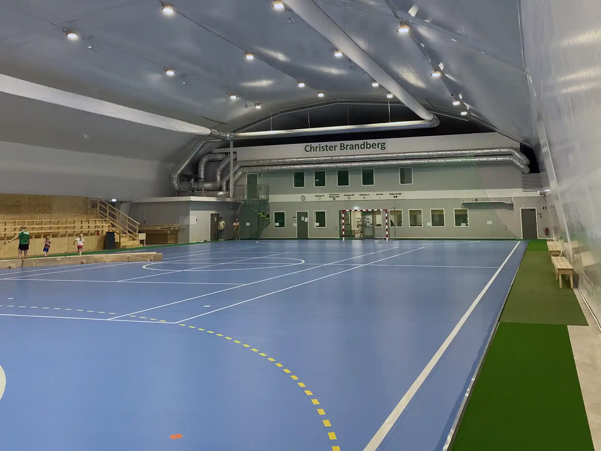 Gullspång Arenas idrottshall invändigt. En isolerad tälthall för utövning av idrottsaktiviteter.