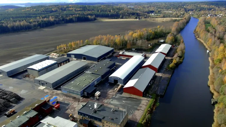 Tälthall i industriområde bredvid en å. Lagerhall hos Wermland Logistikcenter