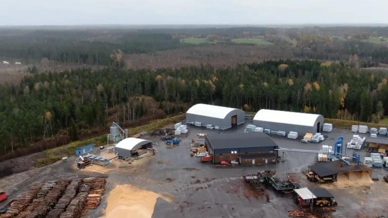 Småland Timber utökar sin lagerkapacitet med tälthallar från Hallbyggarna Jonsereds