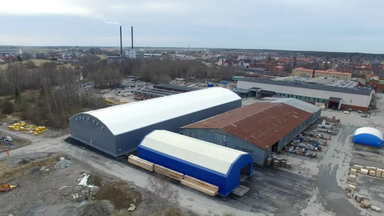 Metsos industriområde i Sala med flera tälthallar i bild.