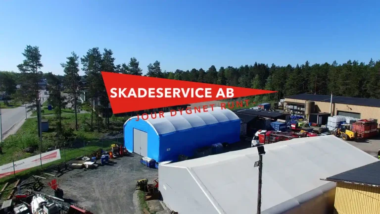 Lagerhall hos Skadeservice AB i Östhammar. Blå hall med Skadeservice logotyp inbränd centrerad i bild.