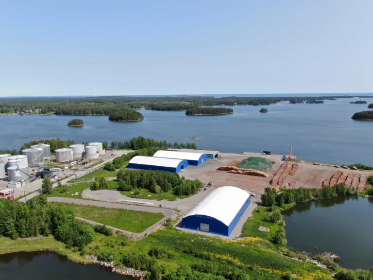 Tre större tälthallar med blå duk och vitt tak i Söderhamns hamn